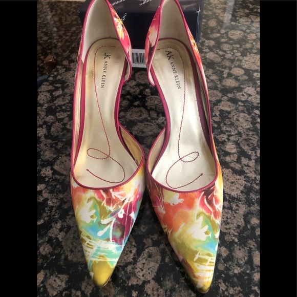 Anne Klein - Elegant, Floral, Silk timeless pumps! - Picture 1 of 5